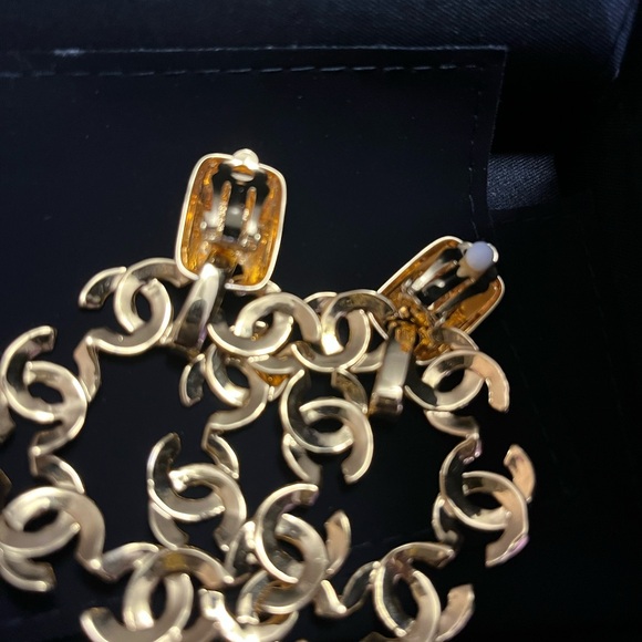 Vintage CHANEL Gold Logo Hoop Clip On Earrings - Picture 10 of 13